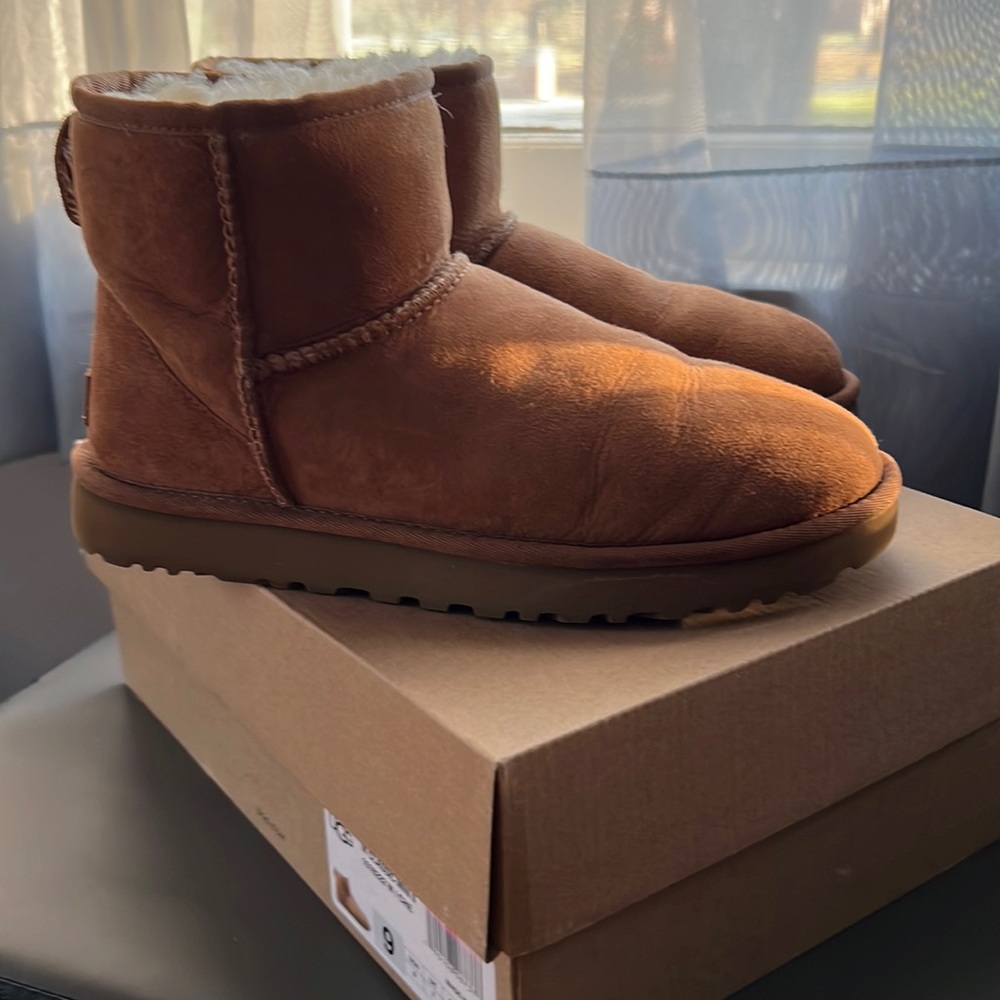 Gently used Ugg Classic Mini’s 🐻